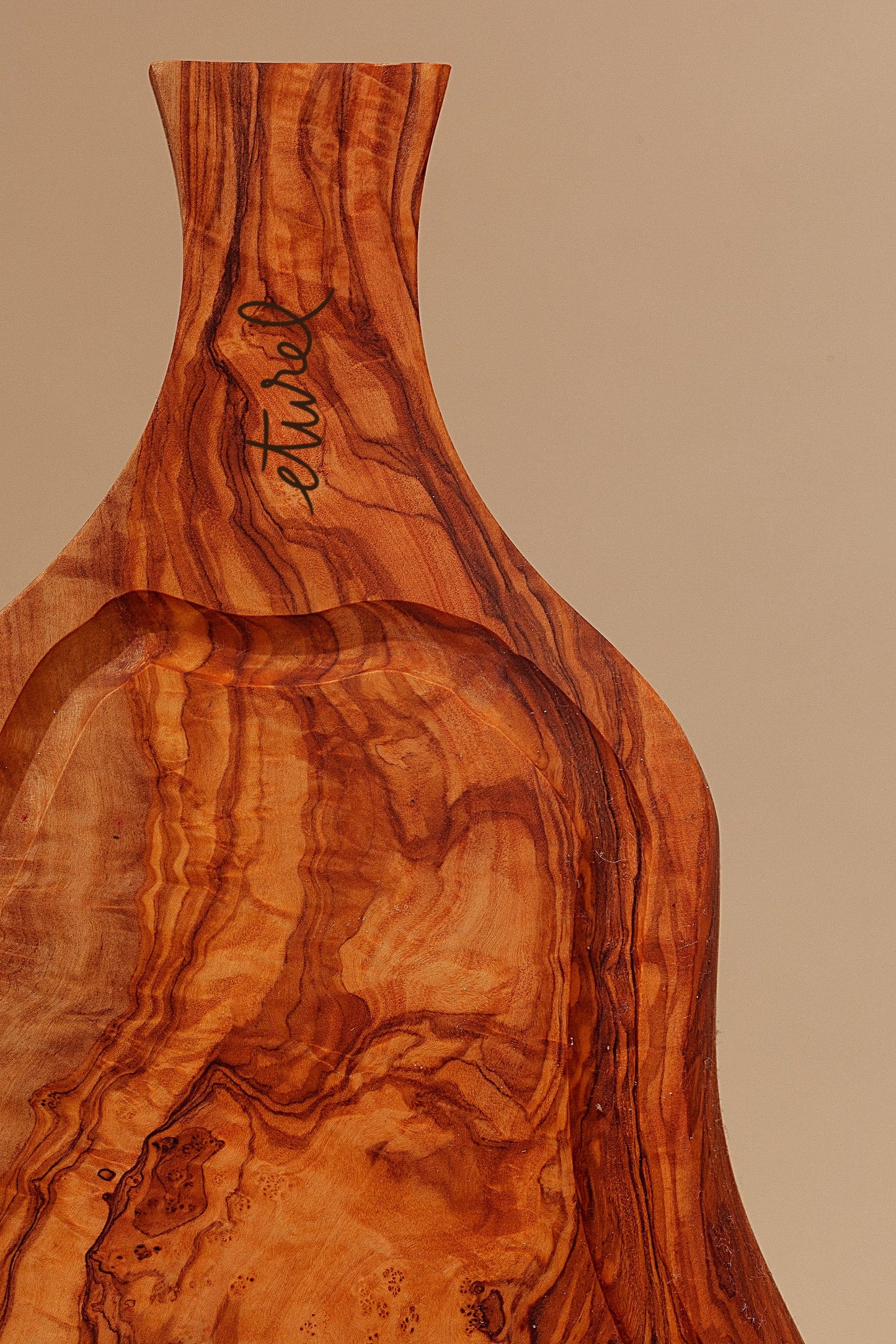 Tabla de madera de olivo irregular con mango pequeña