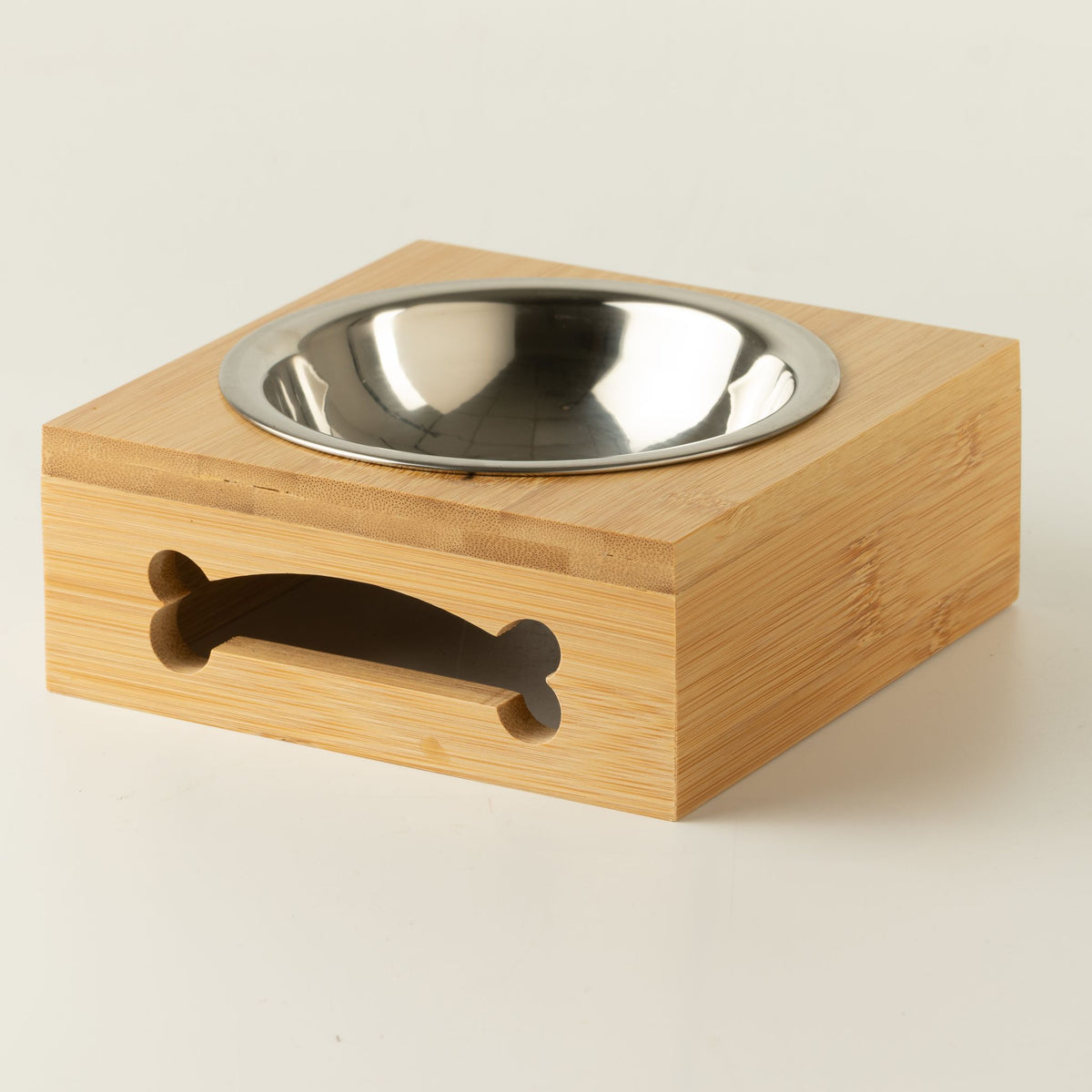 Cuenco de acero inoxidable en soporte de madera para mascotas