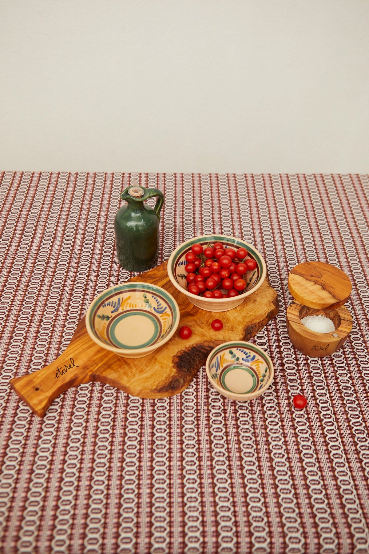 Tabla de madera de olivo irregular con mango mediana