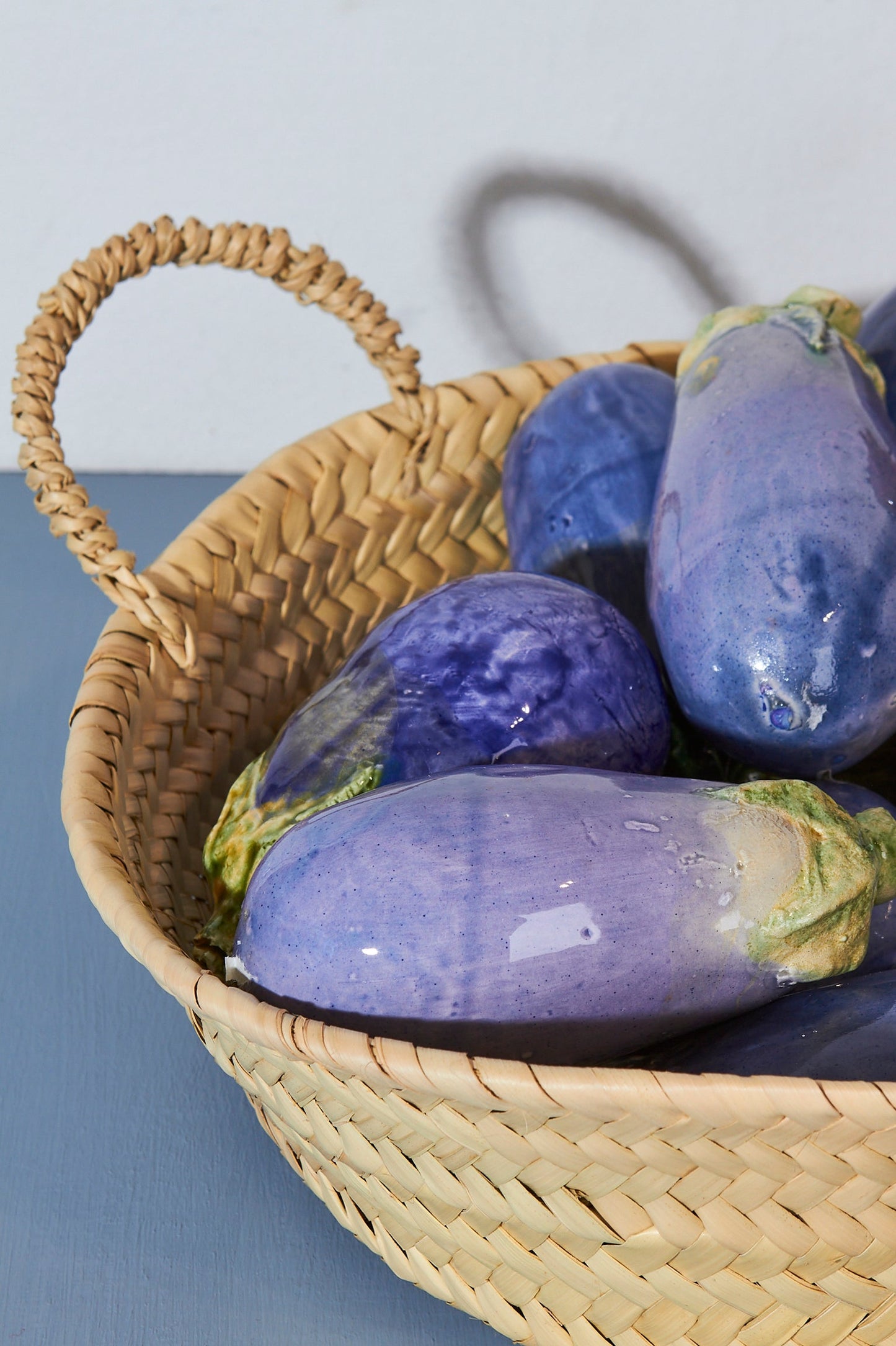 Berenjena réplica de cerámica esmaltada