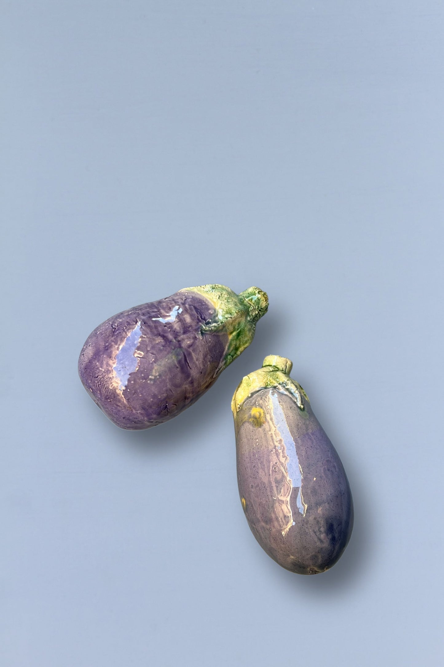 Berenjena réplica de cerámica esmaltada