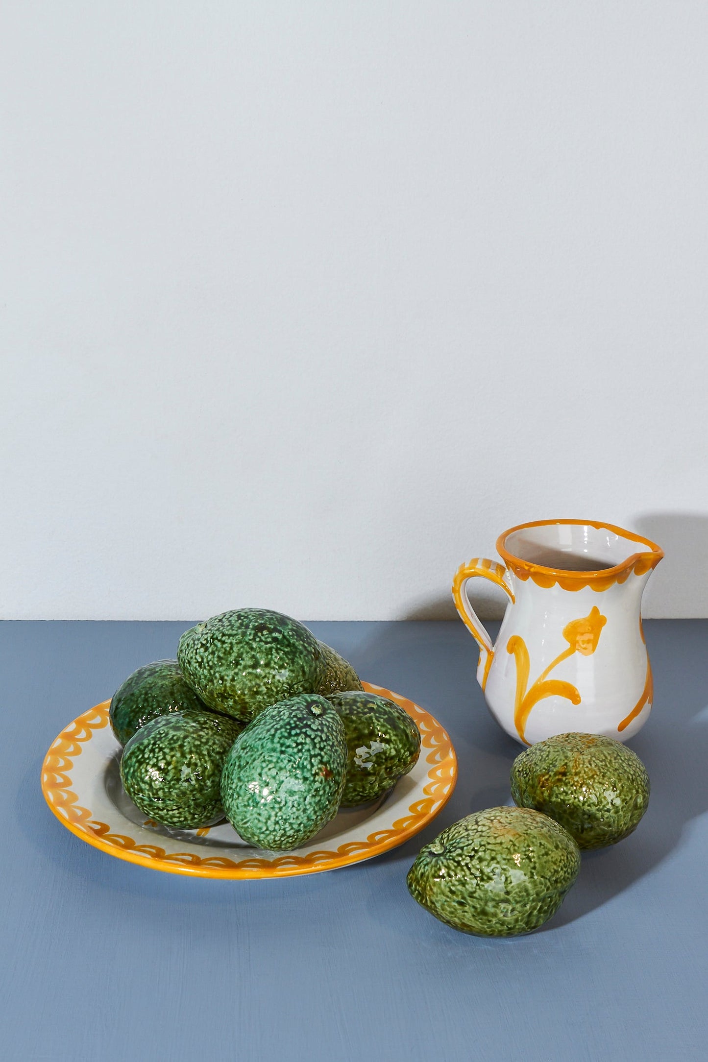 Aguacate réplica de cerámica esmaltada