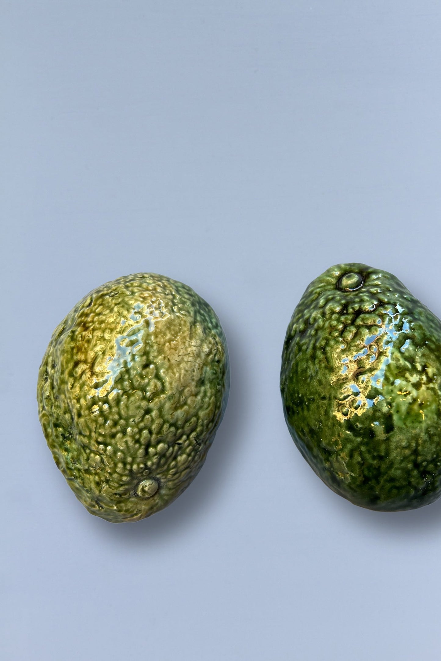 Aguacate réplica de cerámica esmaltada