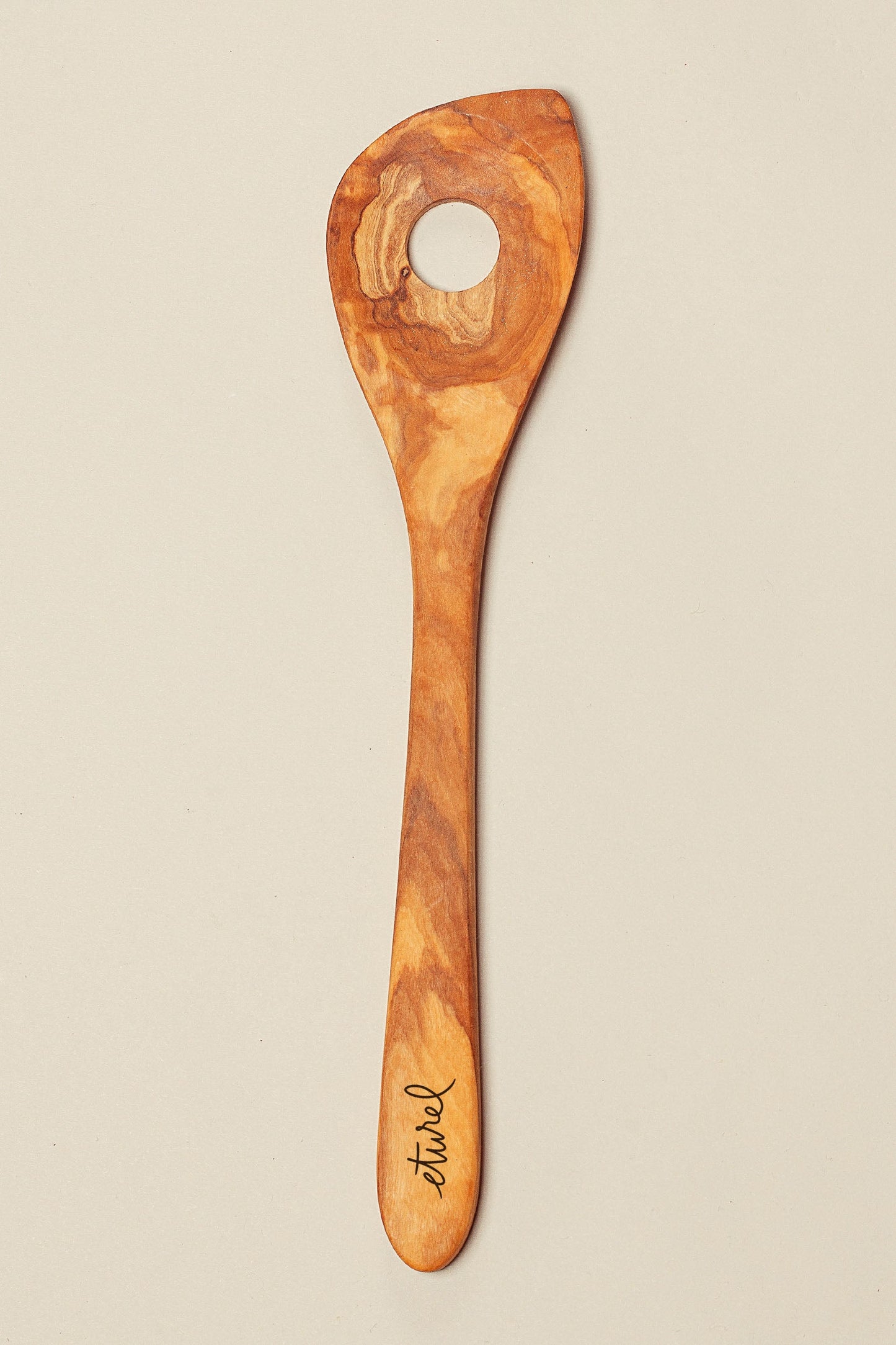 Cuchara con agujero de madera de olivo