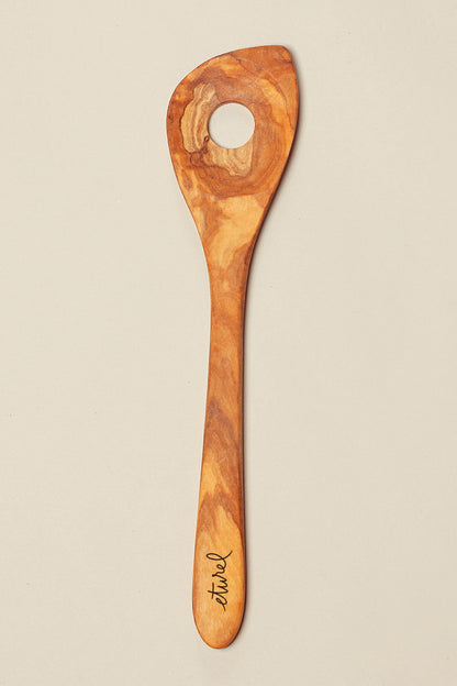 Cuchara con agujero de madera de olivo