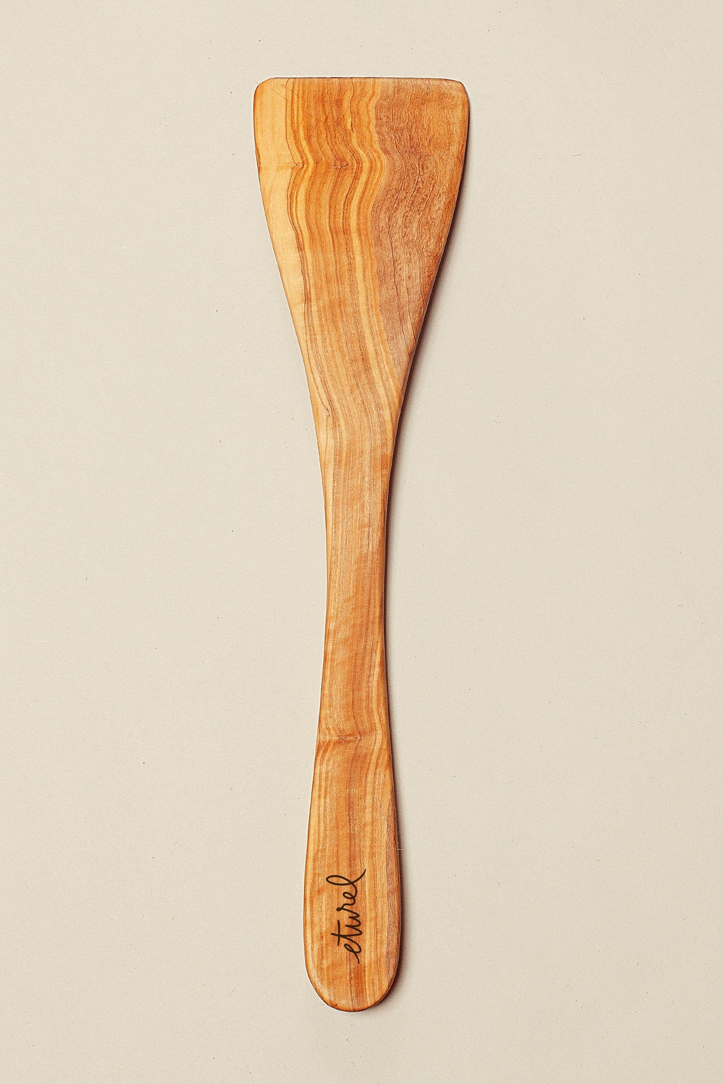 Espátula curva de madera de olivo