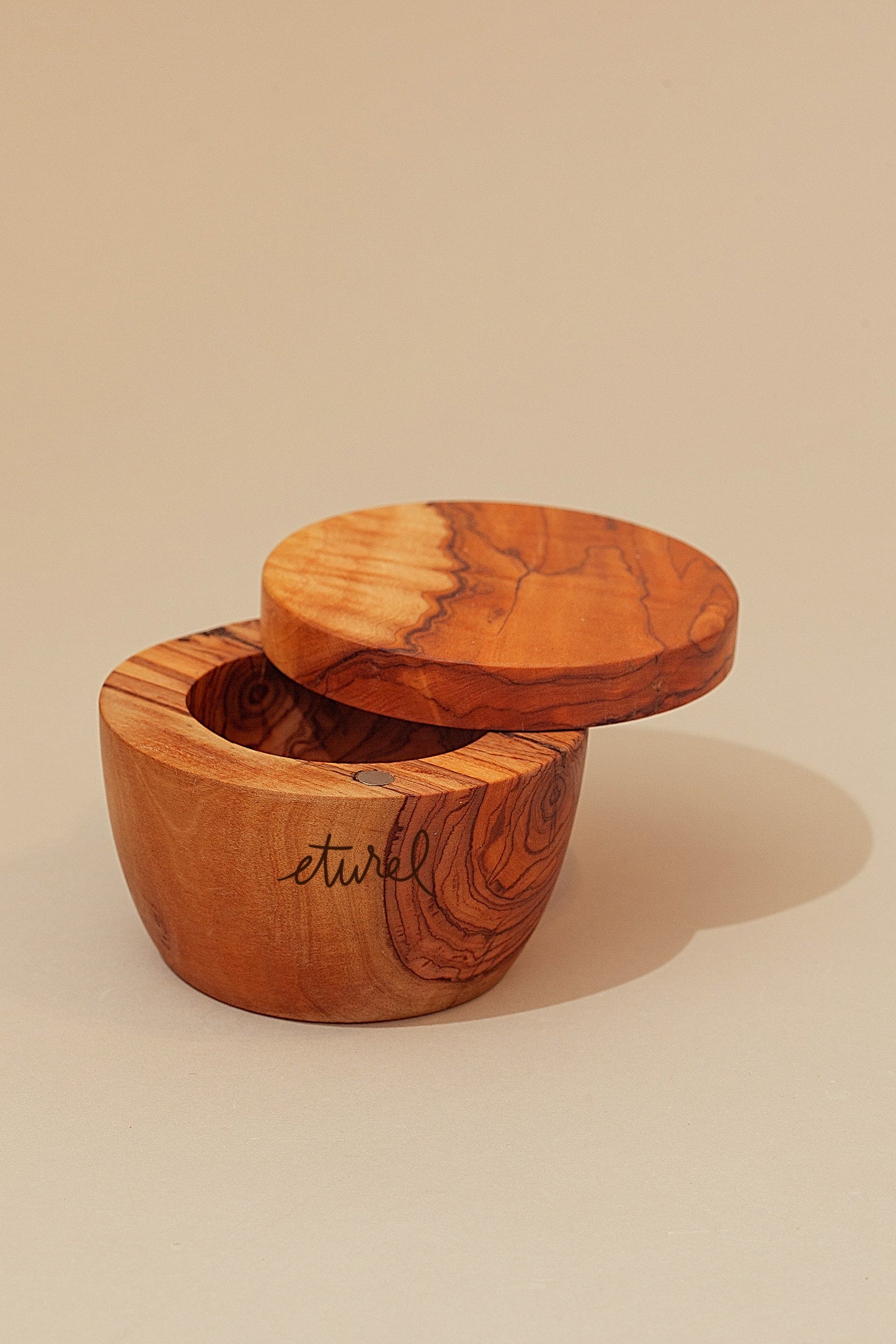 Salero con tapa iman de madera de olivo