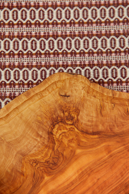 Tabla de madera de olivo irregular con mango mediana