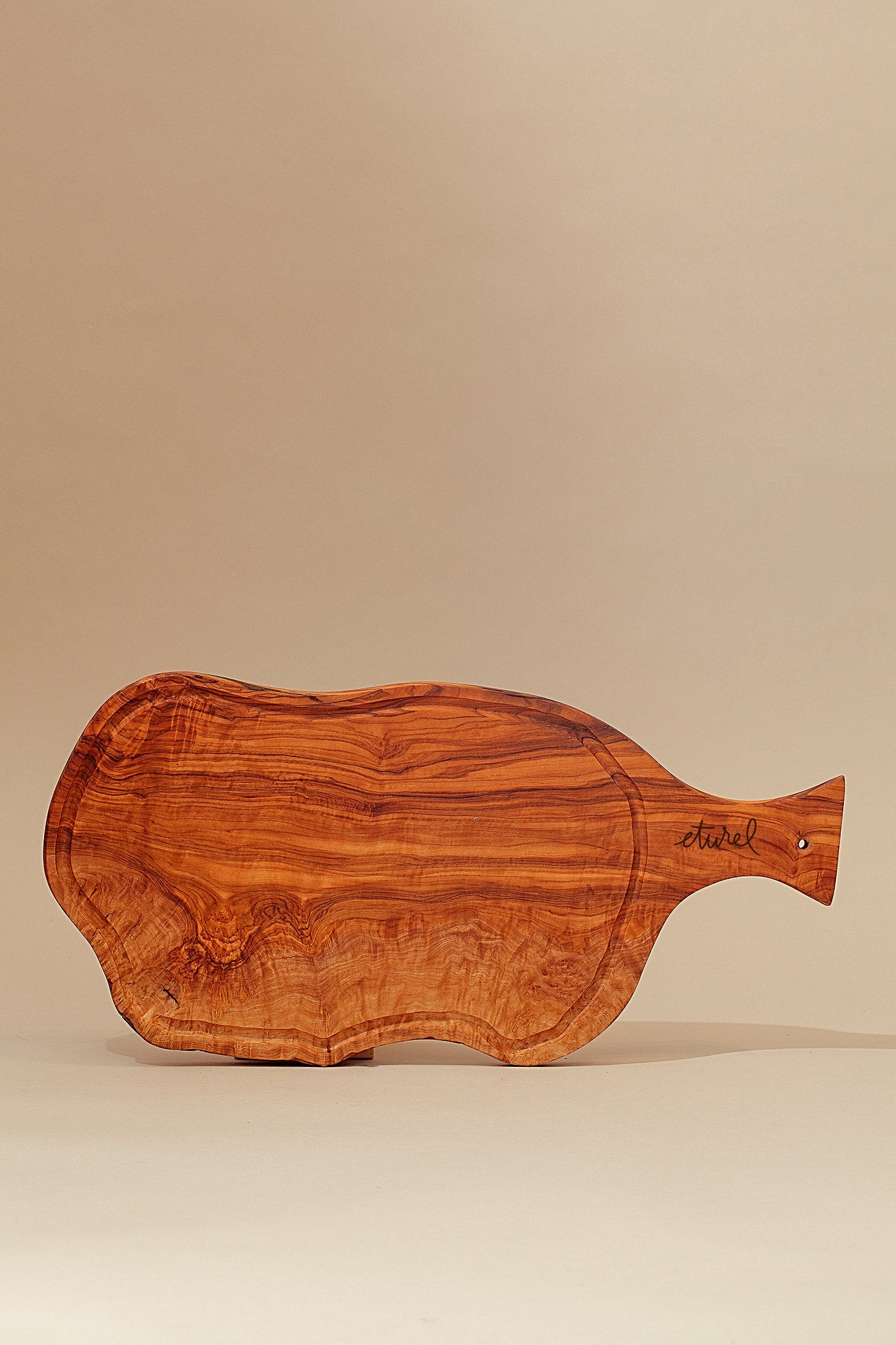 Tabla de madera de olivo irregular con mango mediana