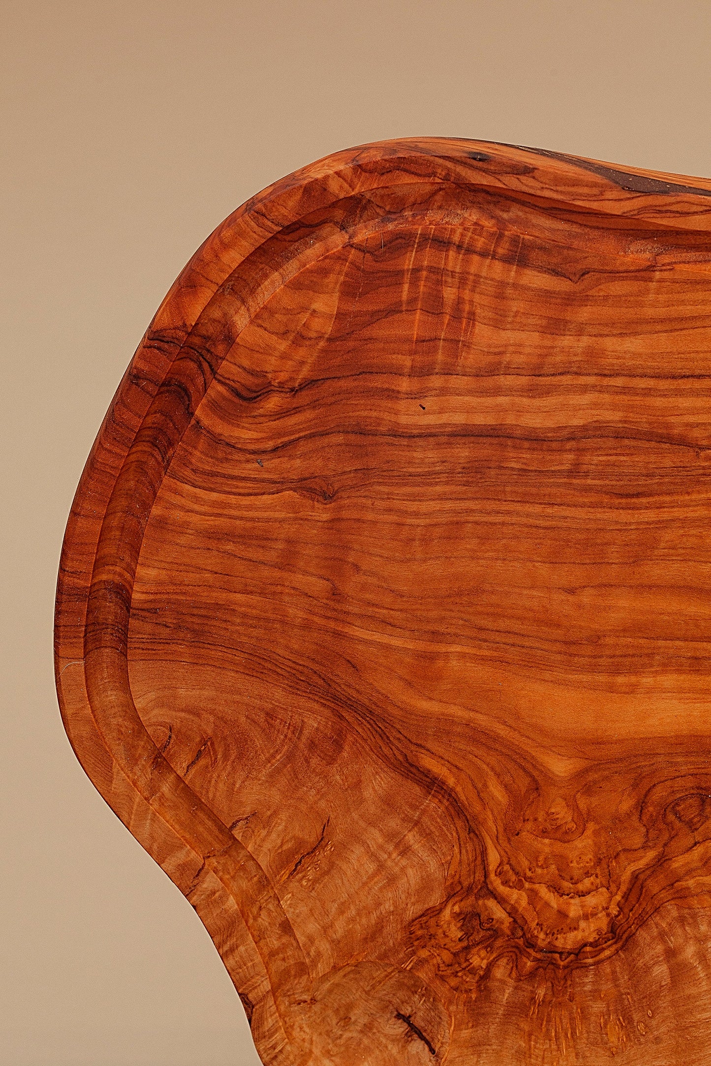 Tabla de madera de olivo irregular con mango mediana