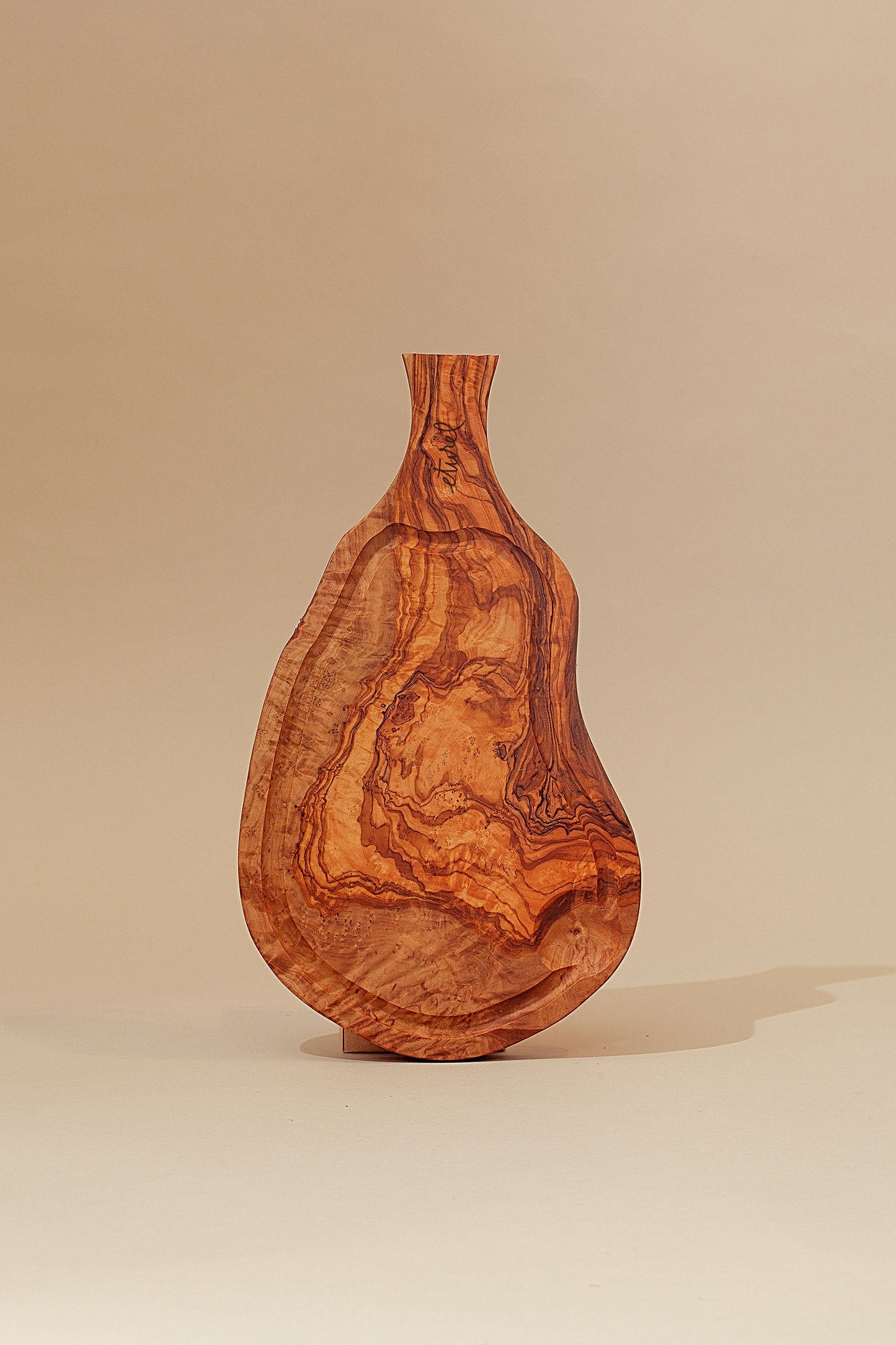 Tabla de madera de olivo irregular con mango pequeña