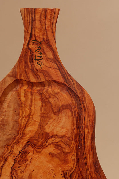 Tabla de madera de olivo irregular con mango pequeña