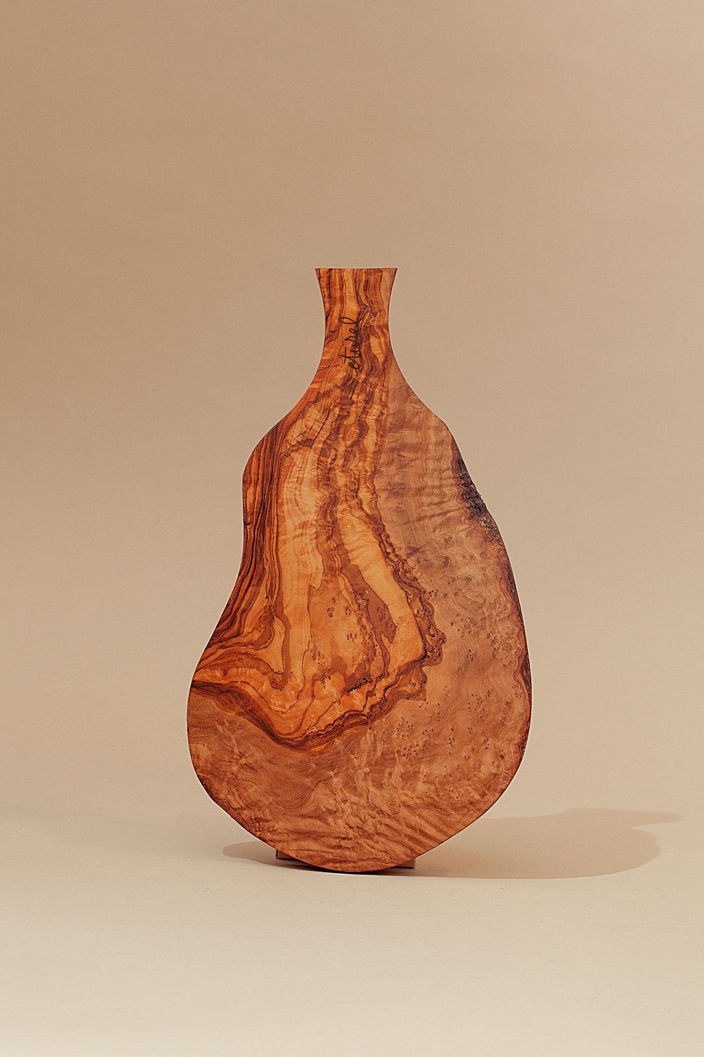Tabla de madera de olivo irregular con mango pequeña