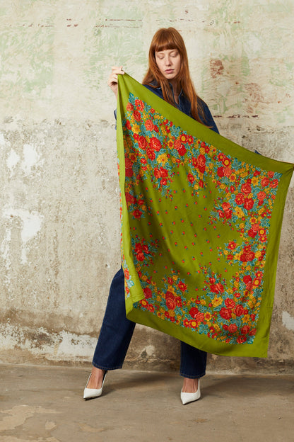 Pañuelo portugués flores verde oliva