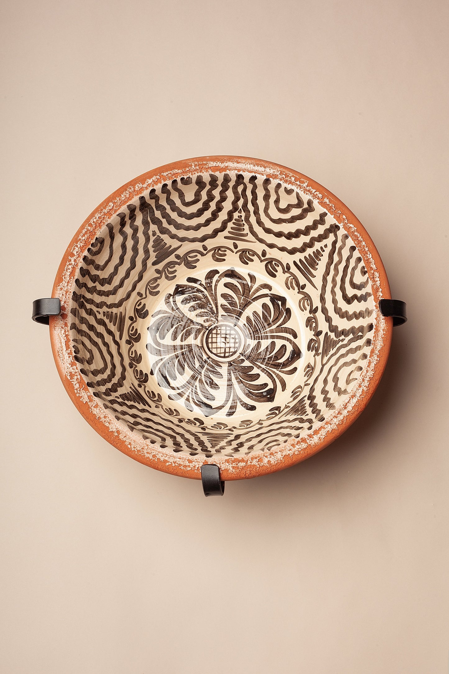 Soporte para pared de hierro para lebrillos