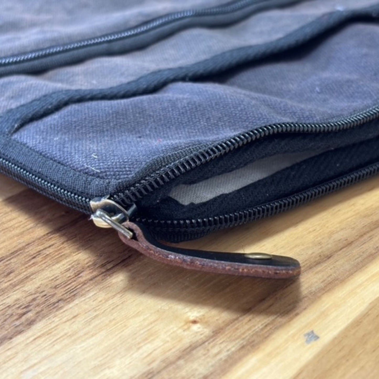 Funda de Lona per a Portàtil Hope Hare - Charcoal