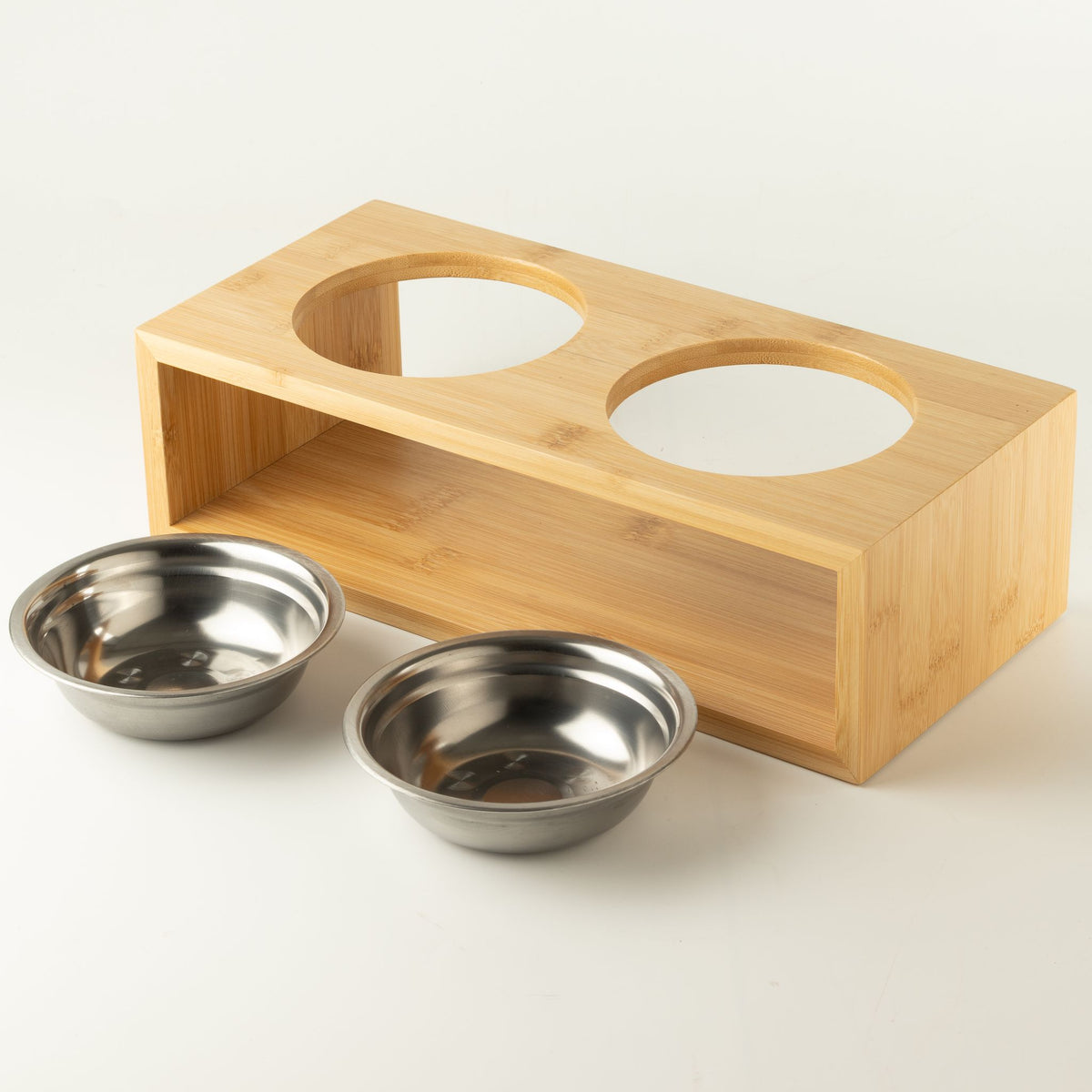 Cuencos grandes dobles de acero inoxidable en soporte de madera para mascotas