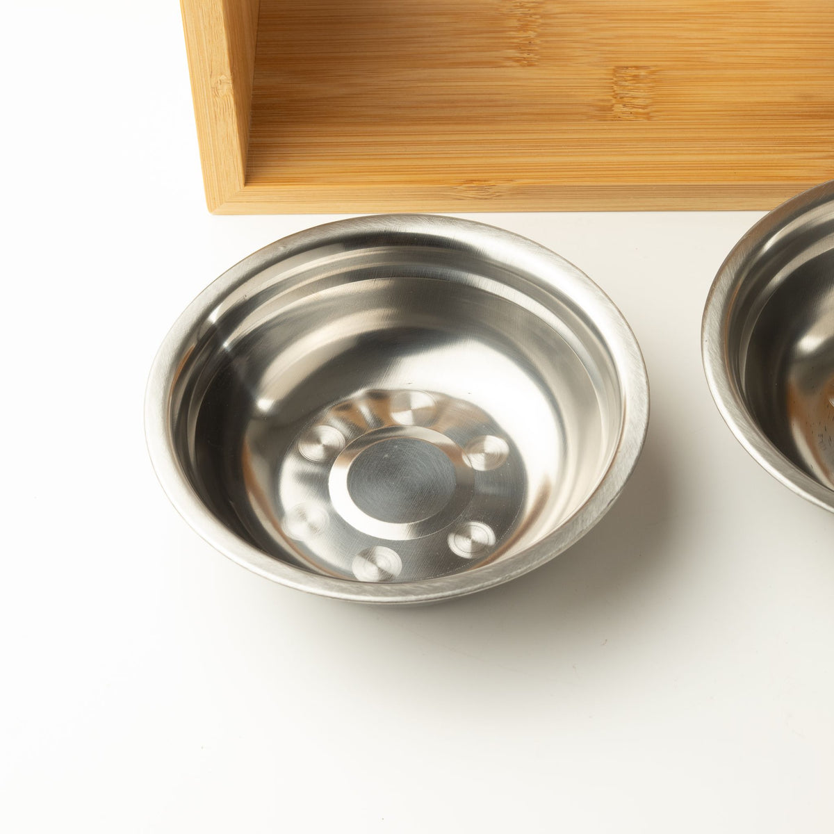 Cuencos grandes dobles de acero inoxidable en soporte de madera para mascotas