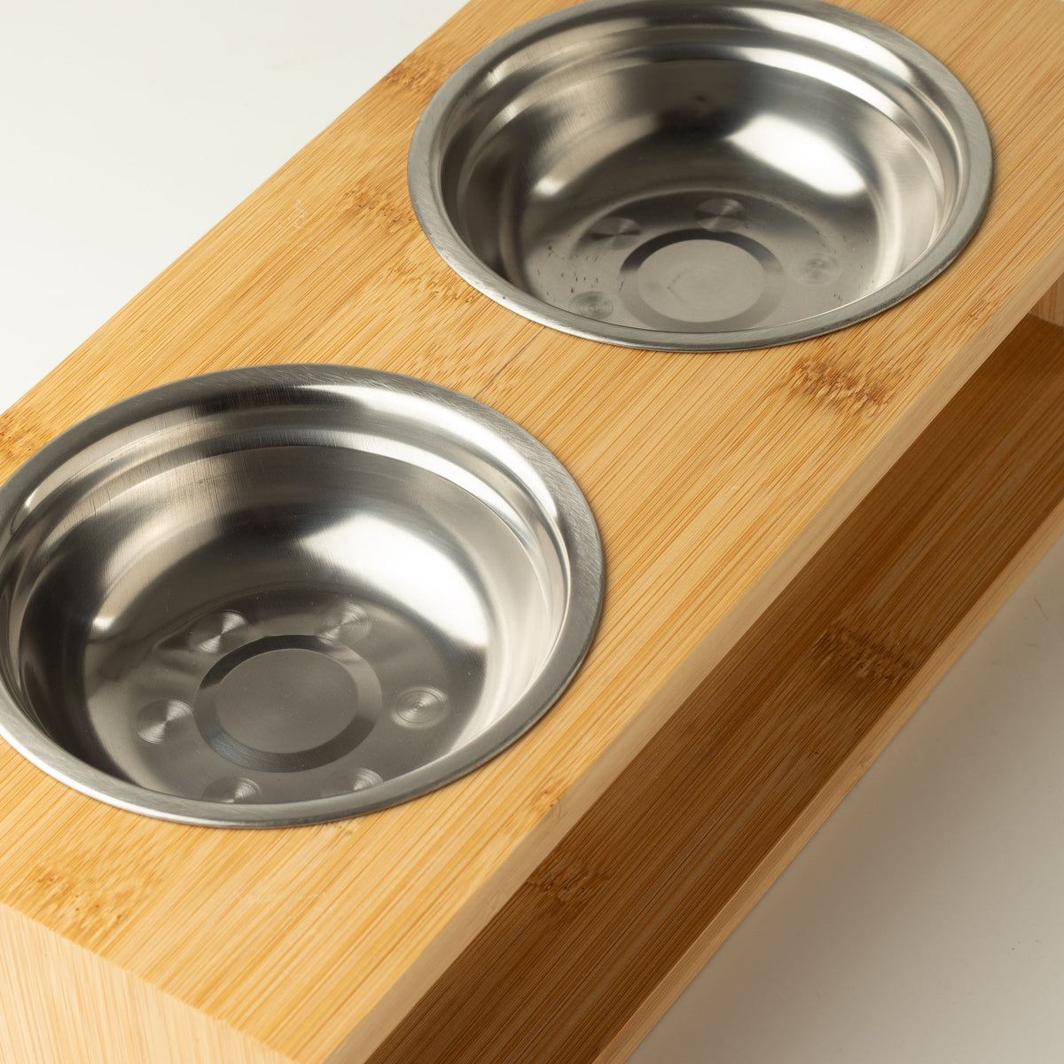 Cuencos grandes dobles de acero inoxidable en soporte de madera para mascotas