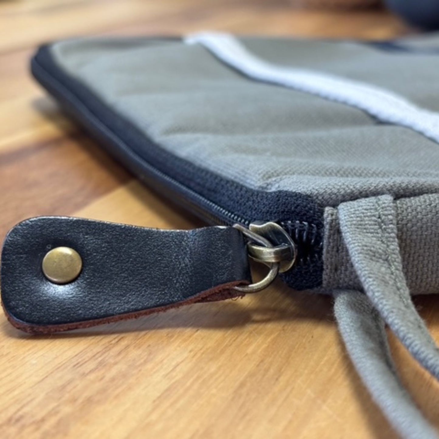 Funda de Lona per a Portàtil Hope Hare - Oliva