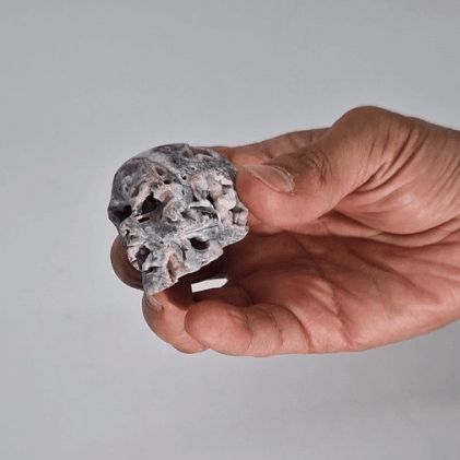 Craneo Tallado en Geodas de Calcita - (Aprox 4,5 cm)