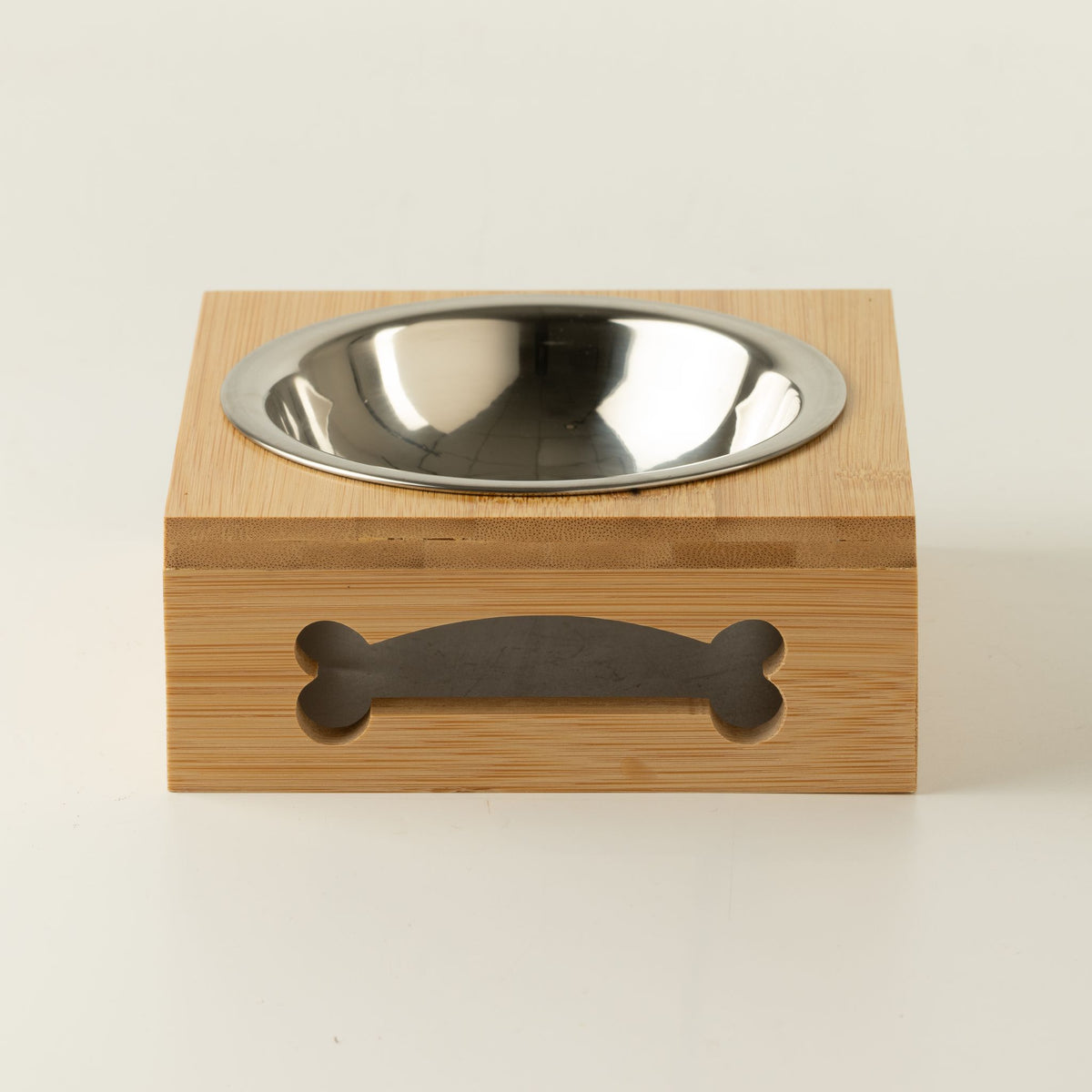 Cuenco de acero inoxidable en soporte de madera para mascotas