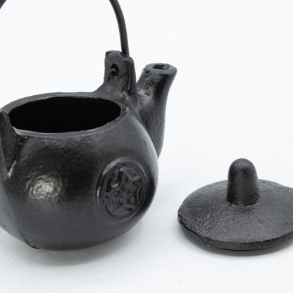 Pequeña olla ritual de hierro fundido con forma de pentágono 8x8x10 cm