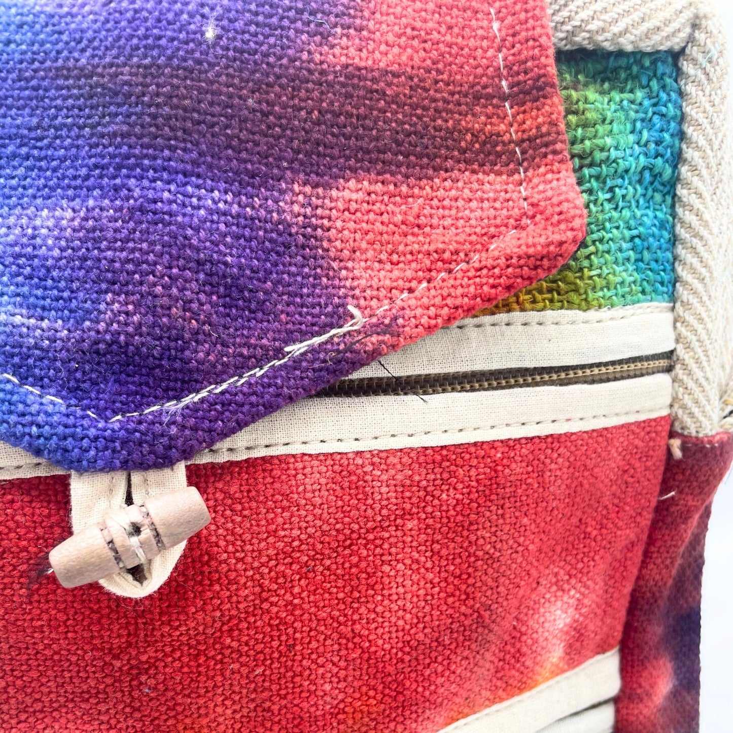 Bossa de bandolera de cànem tenyit amb 2 cremalleres i solapa