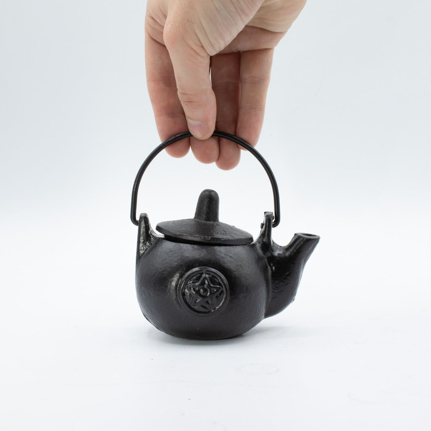 Pequeña olla ritual de hierro fundido con forma de pentágono 8x8x10 cm