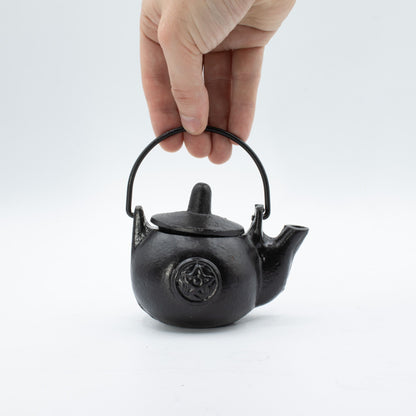 Pequeña olla ritual de hierro fundido con forma de pentágono 8x8x10 cm