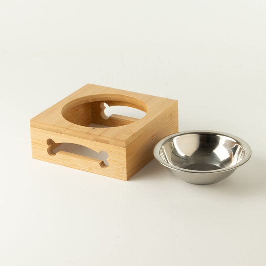 Cuenco de acero inoxidable en soporte de madera para mascotas