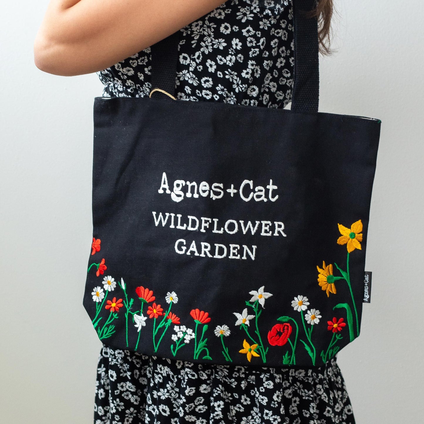 Agnes + Cat Bossa Tote de Jardí amb Flors Silvestres - Negre
