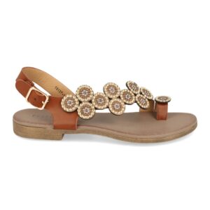 Sandalia esclava con adornos metalizados y hebilla color camel