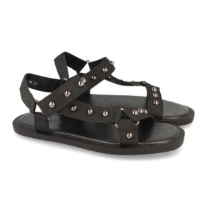 Sandalia plana con tachuelas y velcro color negro