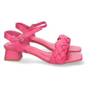 Sandalia de tacón bajo con hebilla color fucsia