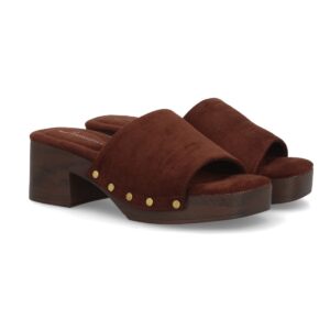 Zueco mujer tacón con tachuelas color marrón